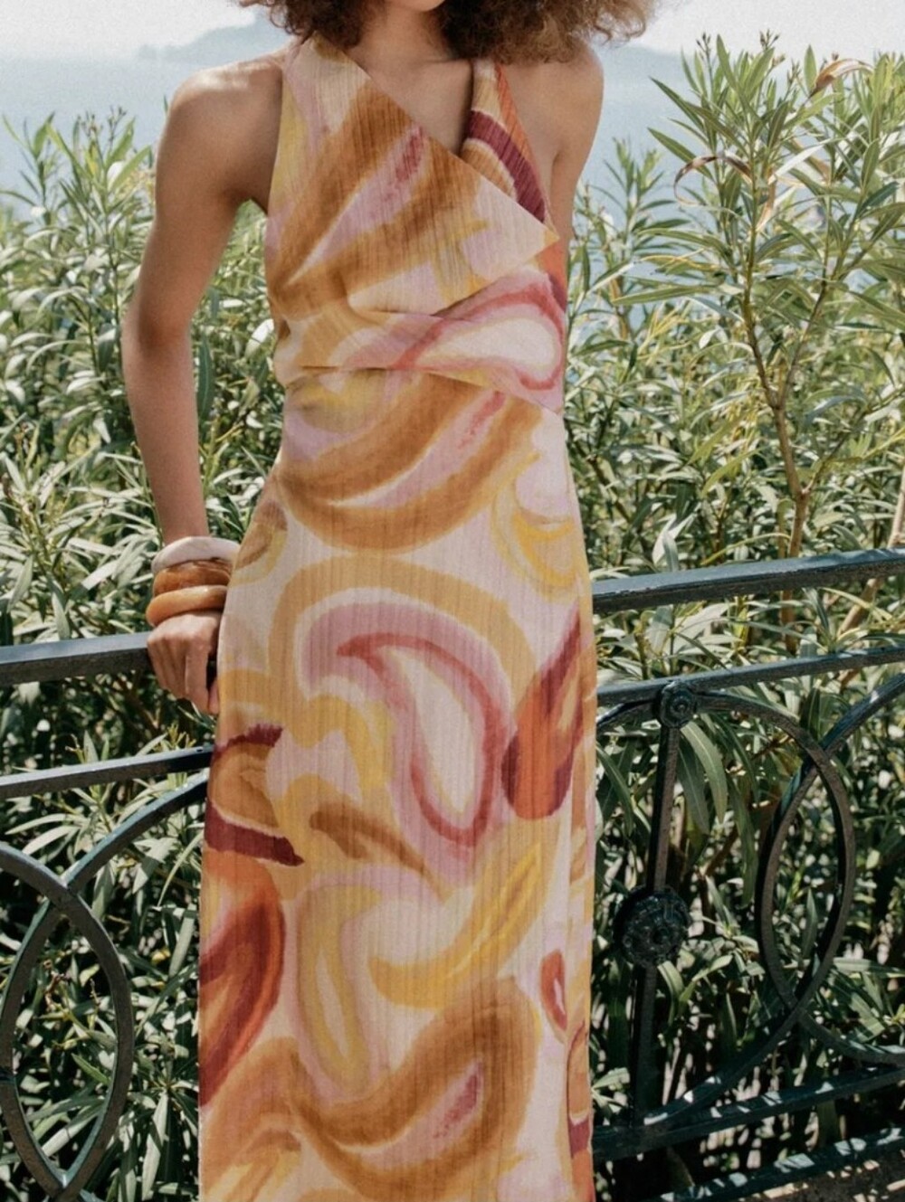 Sleveless Flowy Dress With An Abstract Print